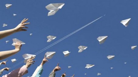 Массовый запуск бумажных самолетиков в Харькове