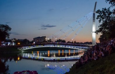 ​Мост в сквере «Стрелка» украсили новой световой иллюминацией