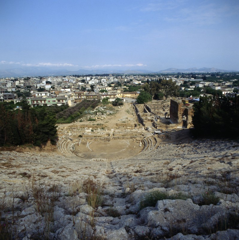 Развалины амфитеатра на холме Ларисса и город Аргос 