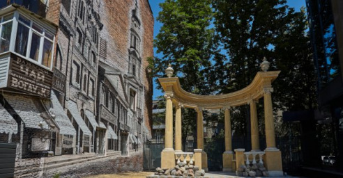 В центре Харькова восстановили старинную ротонду и нарисовали мурал