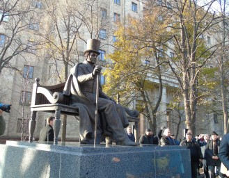 В Харькове открыли памятник Петру Гулаку-Артемовскому
